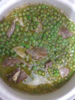 Una foto de Cordero con guisantes