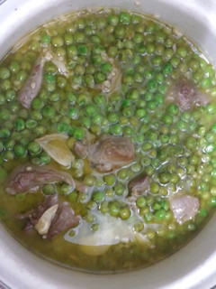 Una foto de Cordero con guisantes