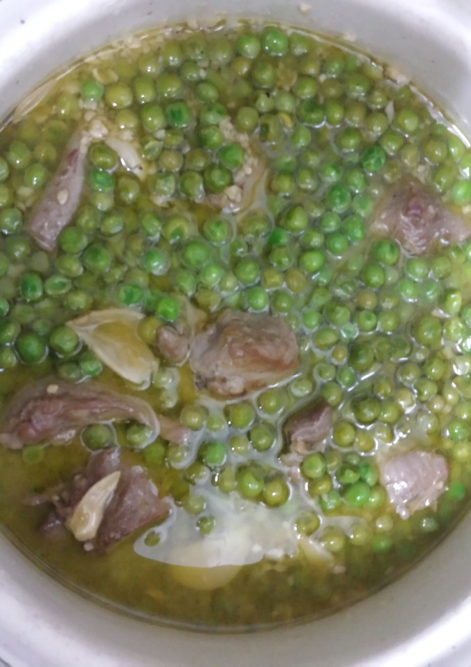 Una foto de Cordero con guisantes