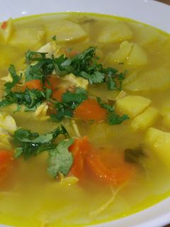 Una foto de Sopa de pollo y verduras