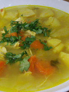 Una foto de Sopa de pollo y verduras