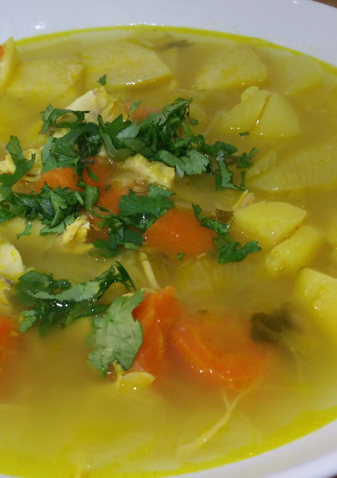 Una foto de Sopa de pollo y verduras