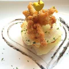 Una foto de Milhojas de patata panadera y calamares