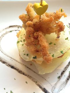 Una foto de Milhojas de patata panadera y calamares
