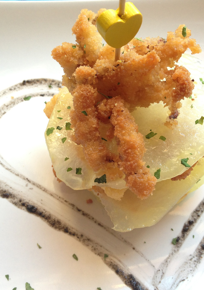 Una foto de Milhojas de patata panadera y calamares