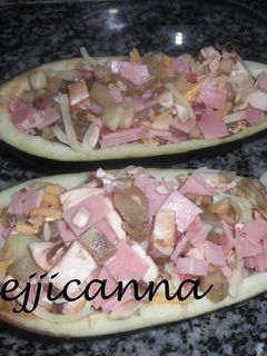 Una foto de Berenjenas rellenas gratinadas con champiñones