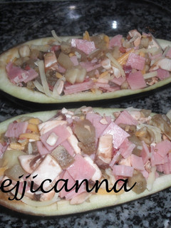 Una foto de Berenjenas rellenas gratinadas con champiñones