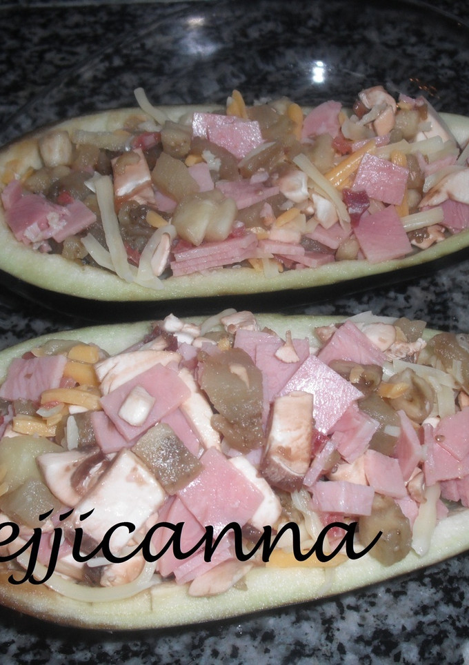 Una foto de Berenjenas rellenas gratinadas con champiñones