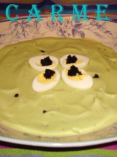 Una foto de Crema suave de aguacate