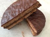 Alfajores de chocolate con baño de chocolate