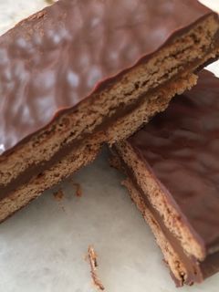 Una foto de Alfajores de chocolate con baño de chocolate