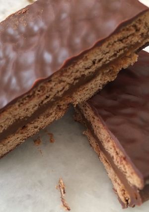 Una foto de Alfajores de chocolate con baño de chocolate