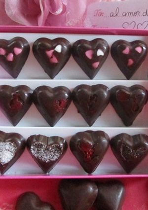Una foto de Dulces corazones de chocolate