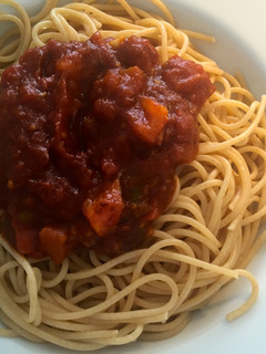 Una foto de Pasta integral con tomate