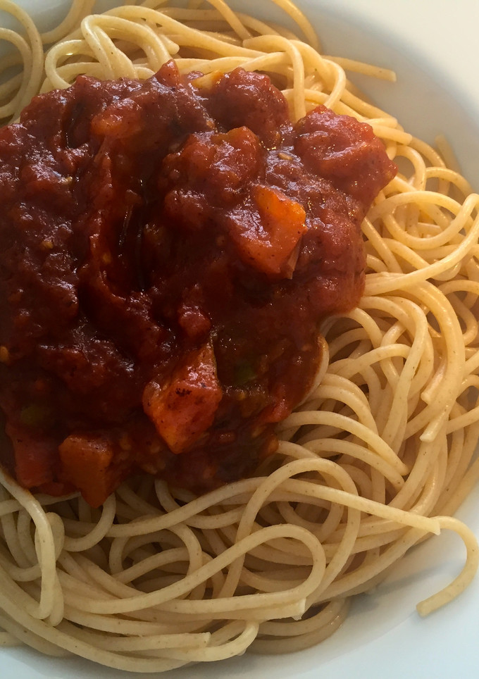 Una foto de Pasta integral con tomate 