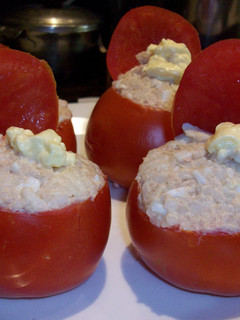 Una foto de Tomates rellenos con arroz y atún