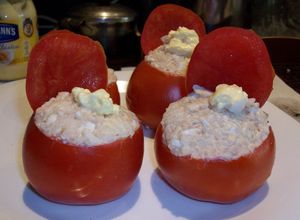 Una foto de Tomates rellenos con arroz y atún