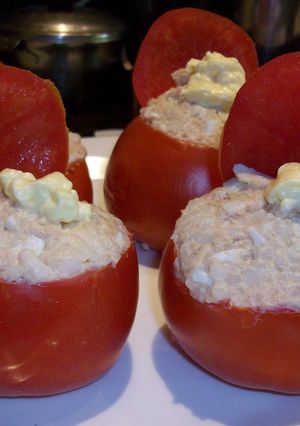 Una foto de Tomates rellenos con arroz y atún