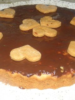 Una foto de Pastel con mermelada de frutillas y chocolate San Valentín
