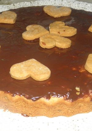 Una foto de Pastel con mermelada de frutillas y chocolate San Valentín