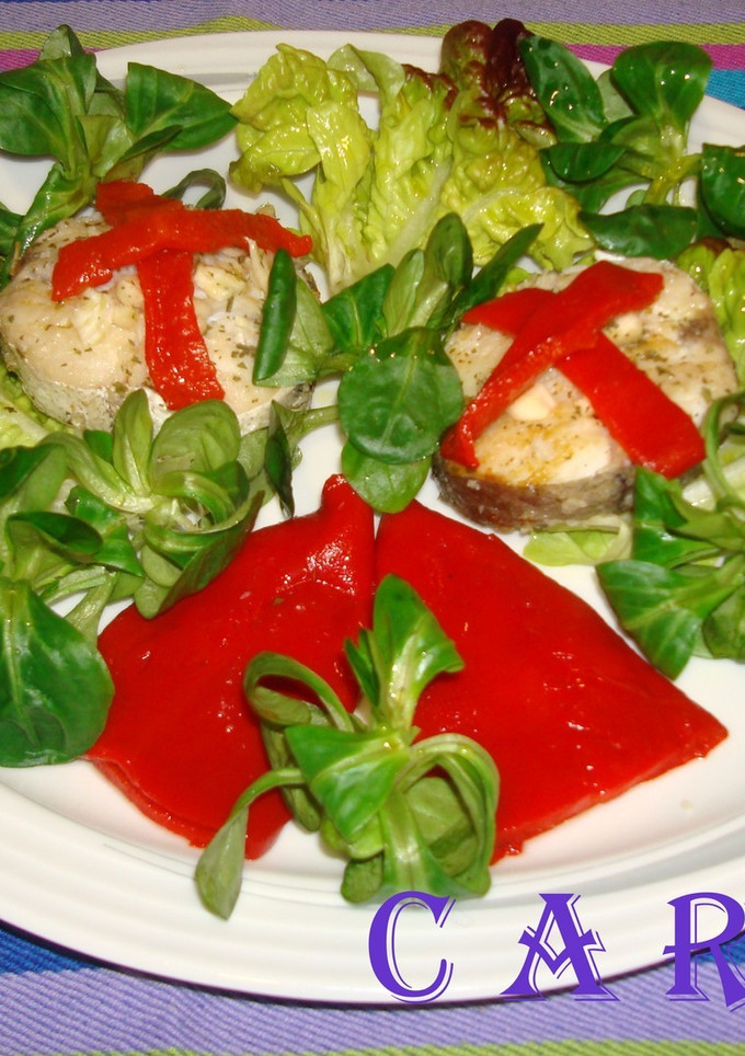 Una foto de Merluza con pimientos del piquillo y ensalada