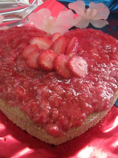 Una foto de Corazón de bizcocho diet con puré de fresas