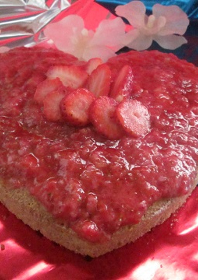Una foto de Corazón de bizcocho diet con puré de fresas