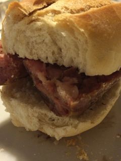 Una foto de Choripan con aderezos