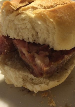 Una foto de Choripan con aderezos