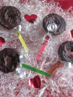 Una foto de Piruletas de bizcocho bañadas con chocolate puro
