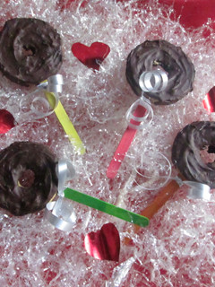 Una foto de Piruletas de bizcocho bañadas con chocolate puro