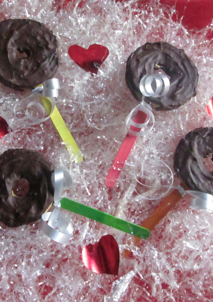 Una foto de Piruletas de bizcocho bañadas con chocolate puro