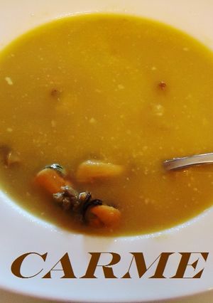 Una foto de Sopa de mejillones y carne