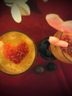 Una foto de Gelatina de champagne afrutada con fresas y chocolate
