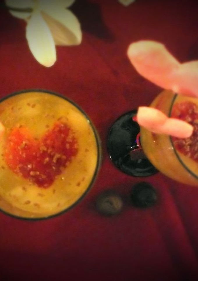 Una foto de Gelatina de champagne afrutada con fresas y chocolate