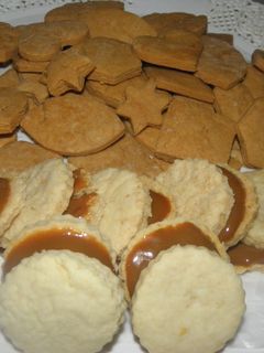 Una foto de Galletitas y alfajorcitos muy fáciles sin huevo (dos recetas)