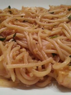 Una foto de Espaguetis parmesanos con gambas.