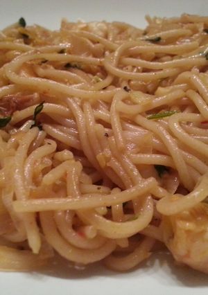 Una foto de Espaguetis parmesanos con gambas.