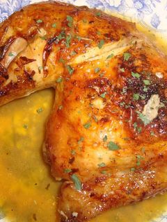 Una foto de Pollo al horno con naranjas y cerveza