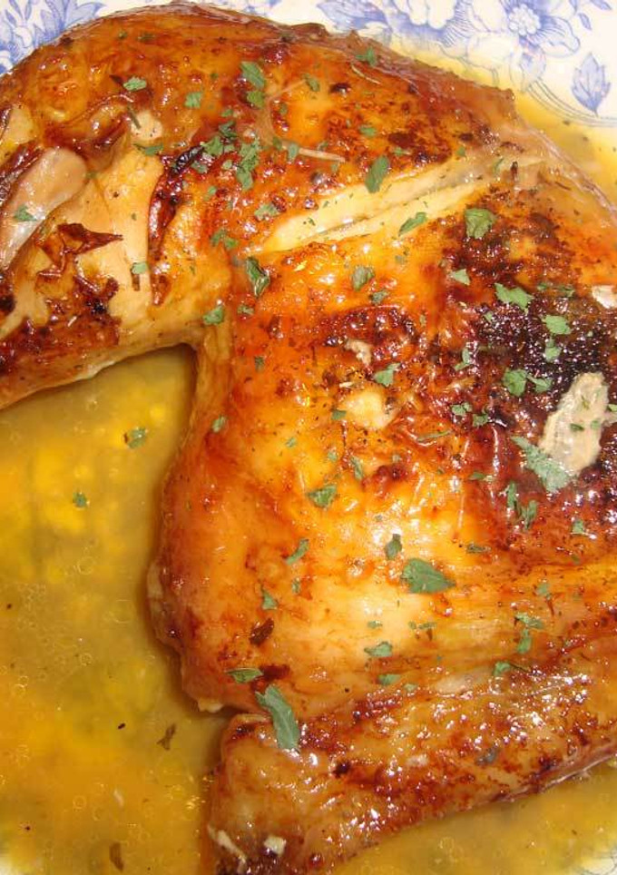 Una foto de Pollo al horno con naranjas y cerveza