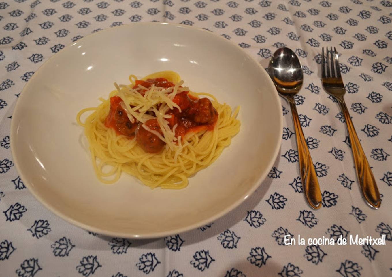 Albóndigas con salsa de tomate y pasta