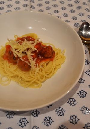 Foto principal de Albóndigas con salsa de tomate y pasta