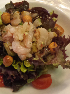 Una foto de Ensalada de gambas y aguacate
