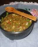 Salsa mexicana picante con chiles jalapeños