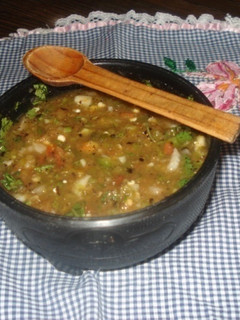 Una foto de Salsa mexicana picante con chiles jalapeños