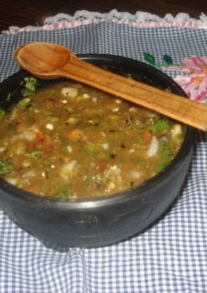 Una foto de Salsa mexicana picante con chiles jalapeños