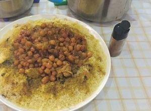 Una foto de Couscous con pollo y cebolla caramelizada 