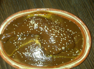 Una foto de Mole poblano original