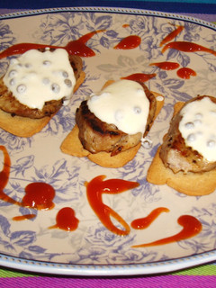 Una foto de Solomillo de cerdo en tosta y crema a la pimienta verde