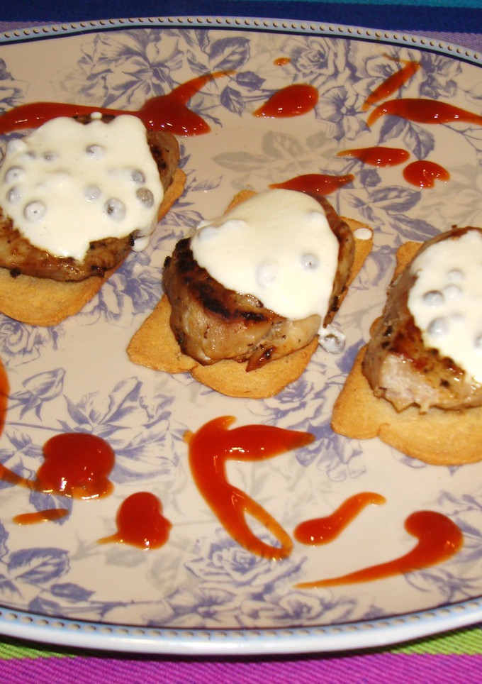 Una foto de Solomillo de cerdo en tosta y crema a la pimienta verde